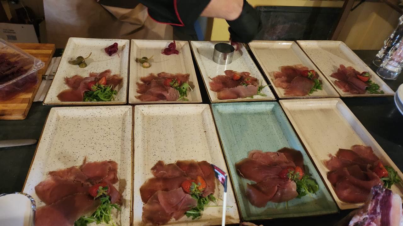 Vassoi di battuta al coltello impiattati per l’evento