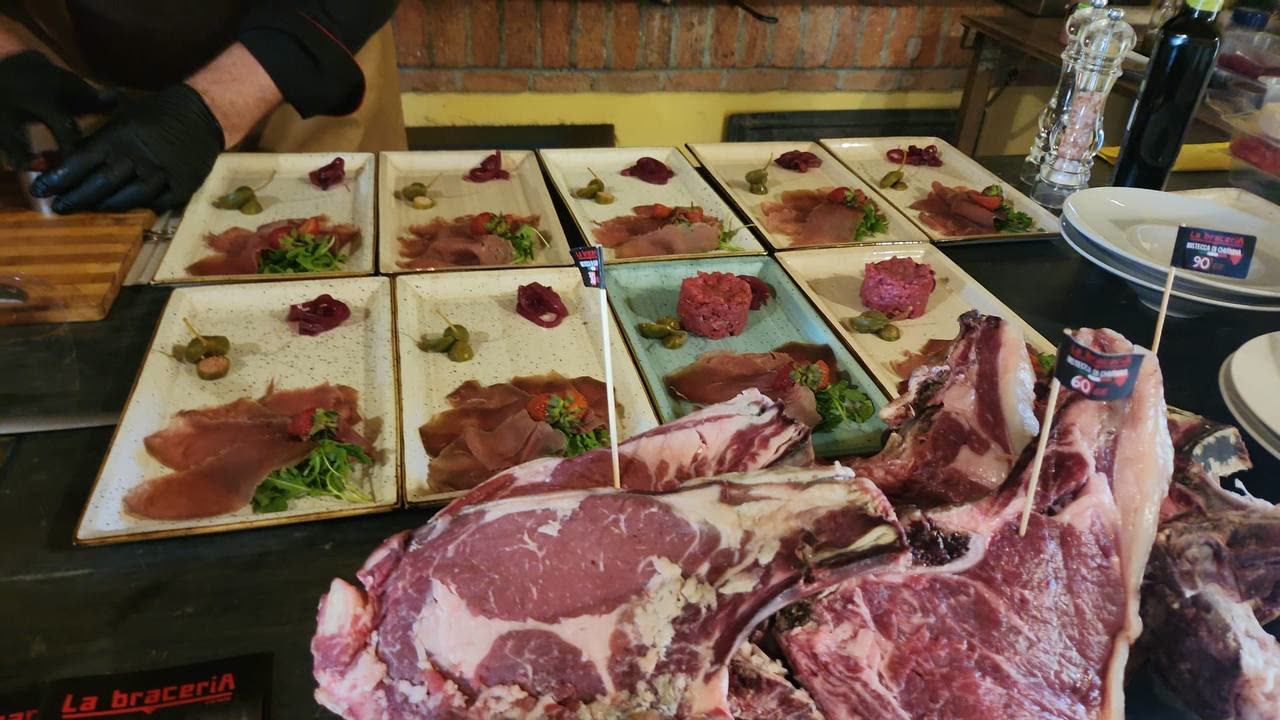 Costate di Chianina e crudi pronti davanti alla brace
