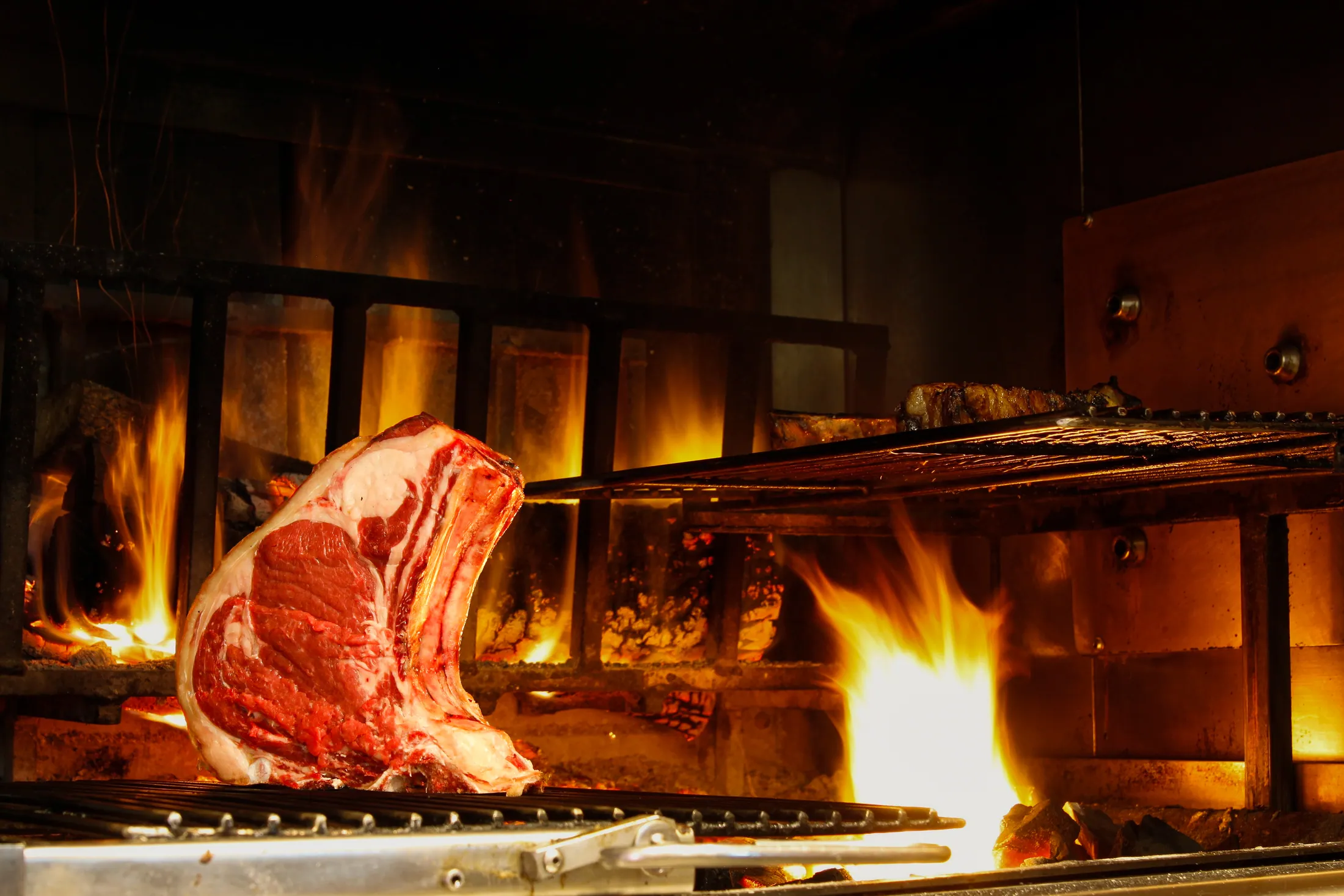 Bistecca alla brace de La braceriA, fiamme e fumo sul fuoco vivo